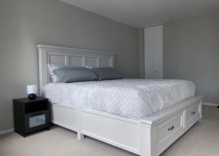 Apartment River North Magnificent Mile Condo, And Views, 43rd Floor Corner, Parking Included! *