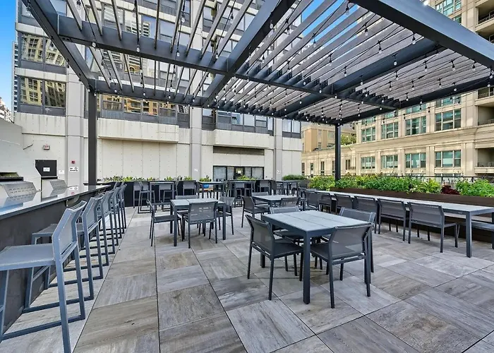 River North Magnificent Mile Condo, And Views, 43rd Floor Corner, Parking Included! Apartment